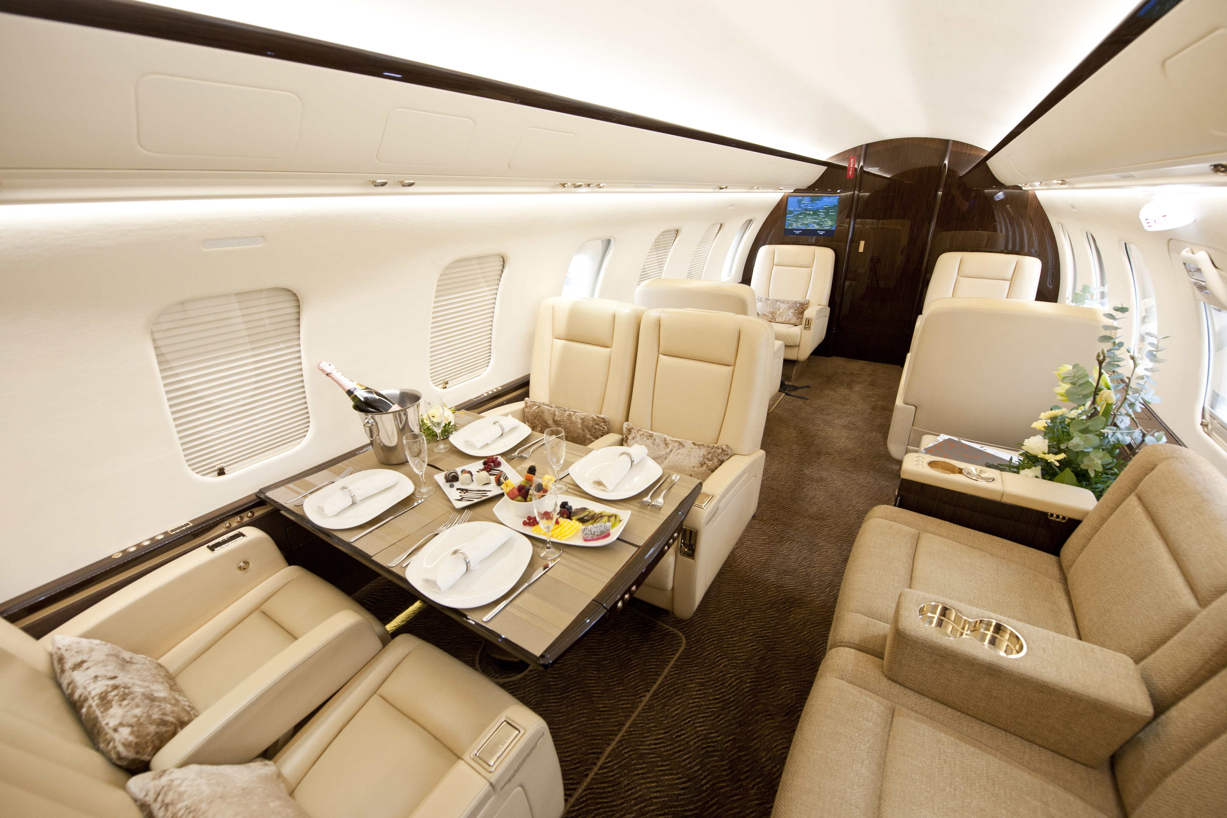 Аренда самолета. Bombardier Challenger 605 салон. Challenger 605 салон. Vista Jet Challenger 605 Interior. Салон самолета Challenger 605.